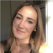 Étudiante donnant des cours de soutien scolaire pour des enfants de primaire ou collège. Présente sur le BAB et aux alentours.